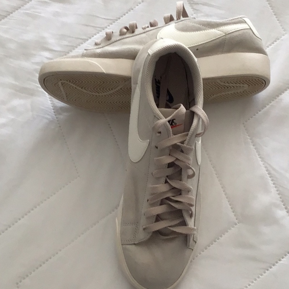 Nike women’s 10.5 suede sneaker